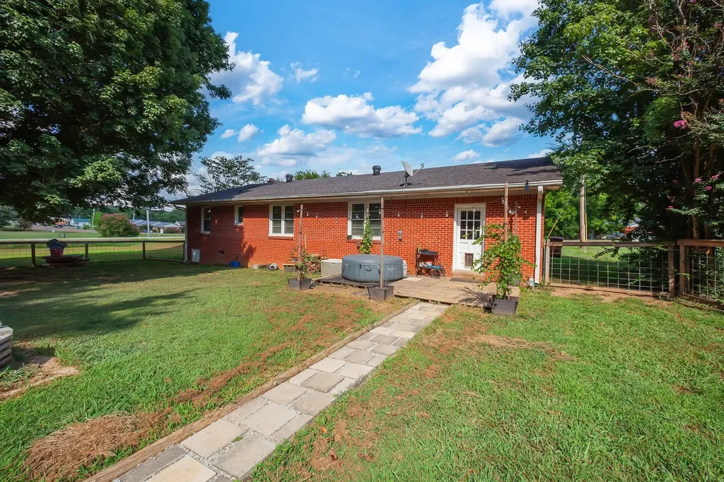 649 Natchez Trace Drive Lexington TN 38351