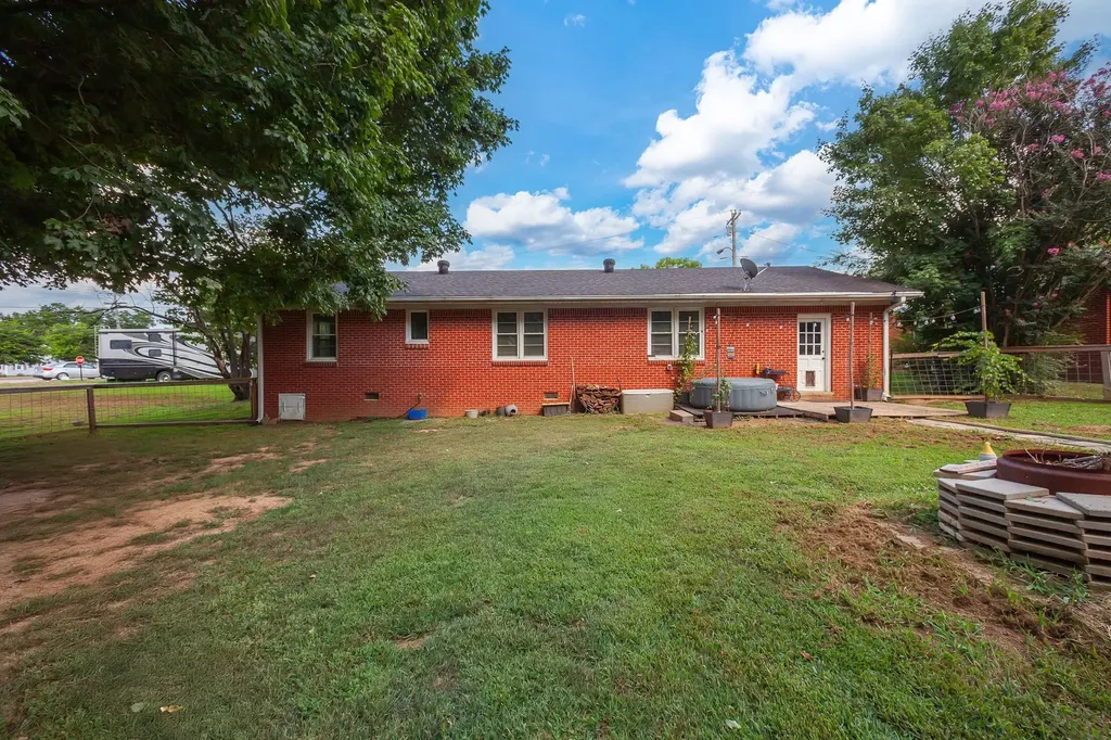 649 Natchez Trace Drive Lexington TN 38351