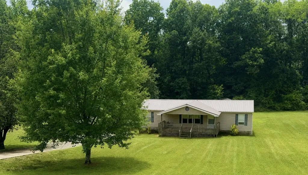 1005 Briarwood Drive Charlotte TN 37036