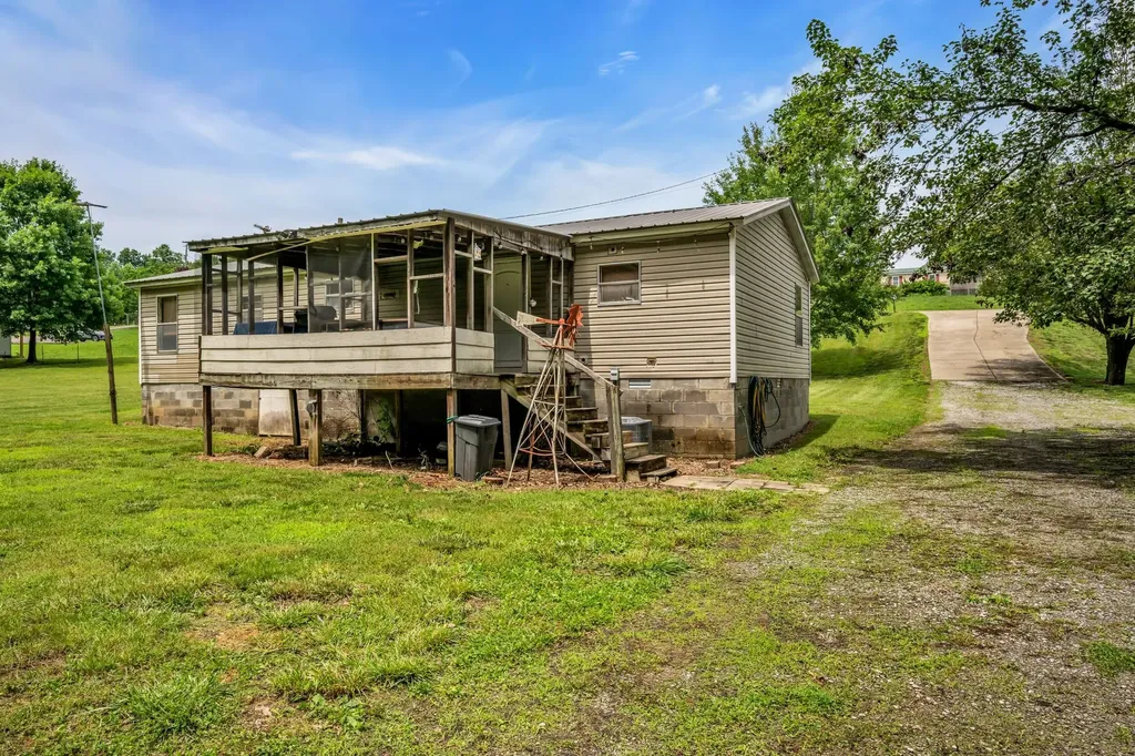 1005 Briarwood Drive Charlotte TN 37036