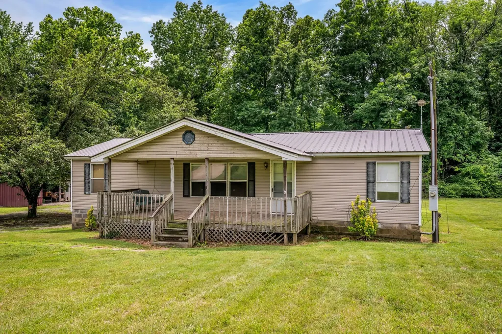 1005 Briarwood Drive Charlotte TN 37036