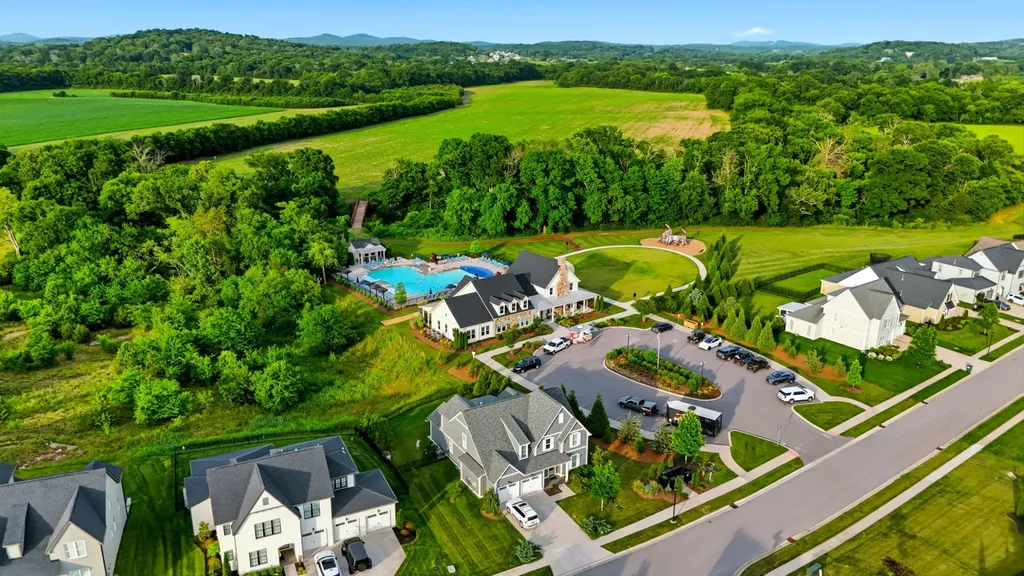 7068 Balcolm Court College Grove TN 37046
