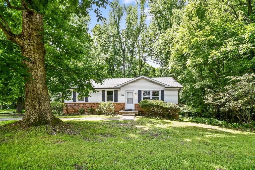 706 Kingsbury Drive Clarksville TN 37040