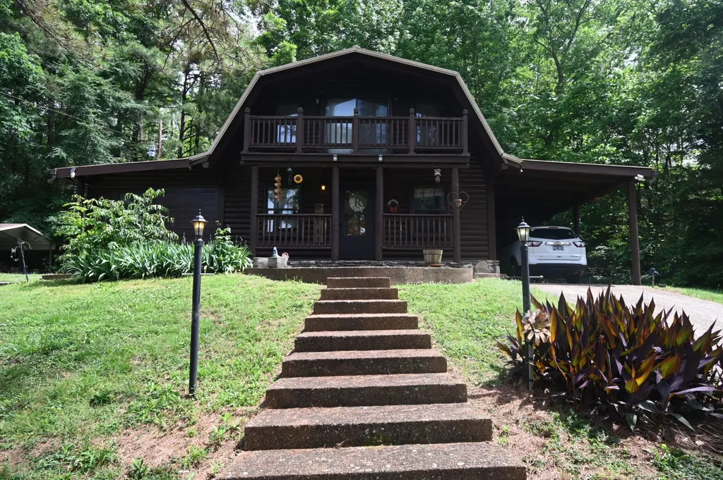 8821 Highway 412, E Linden TN 37096