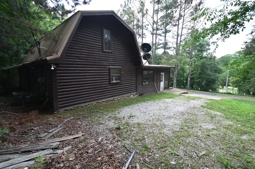 8821 Highway 412, E Linden TN 37096