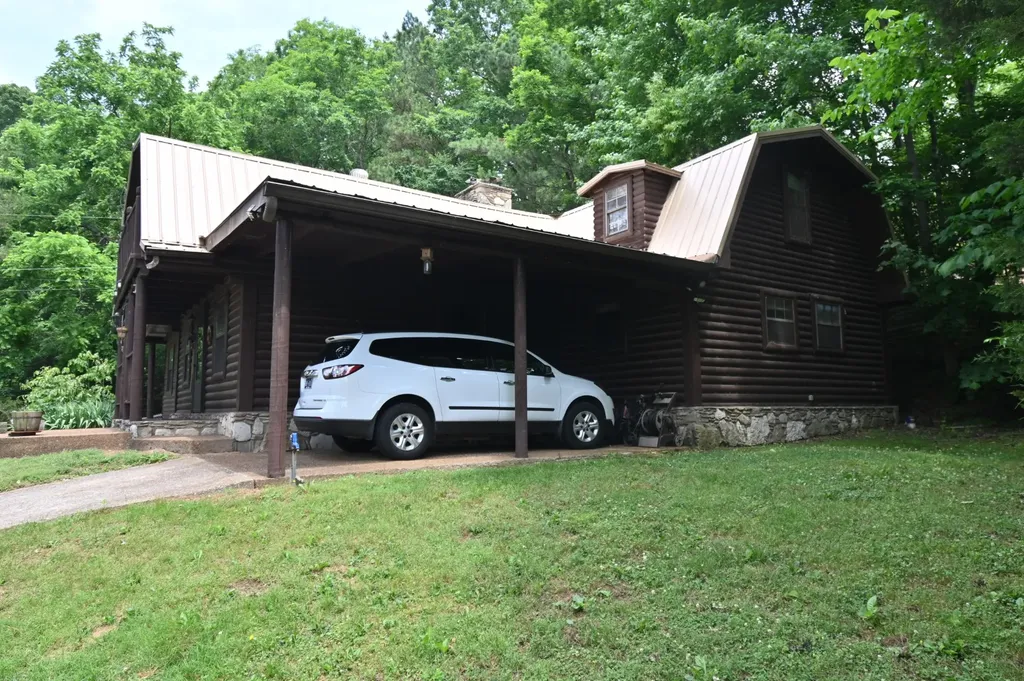 8821 Highway 412, E Linden TN 37096
