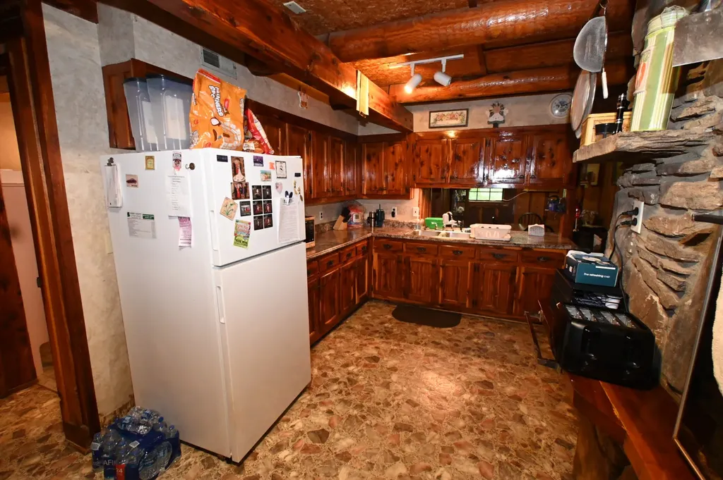 8821 Highway 412, E Linden TN 37096