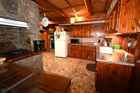 8821 Highway 412, E Linden TN 37096