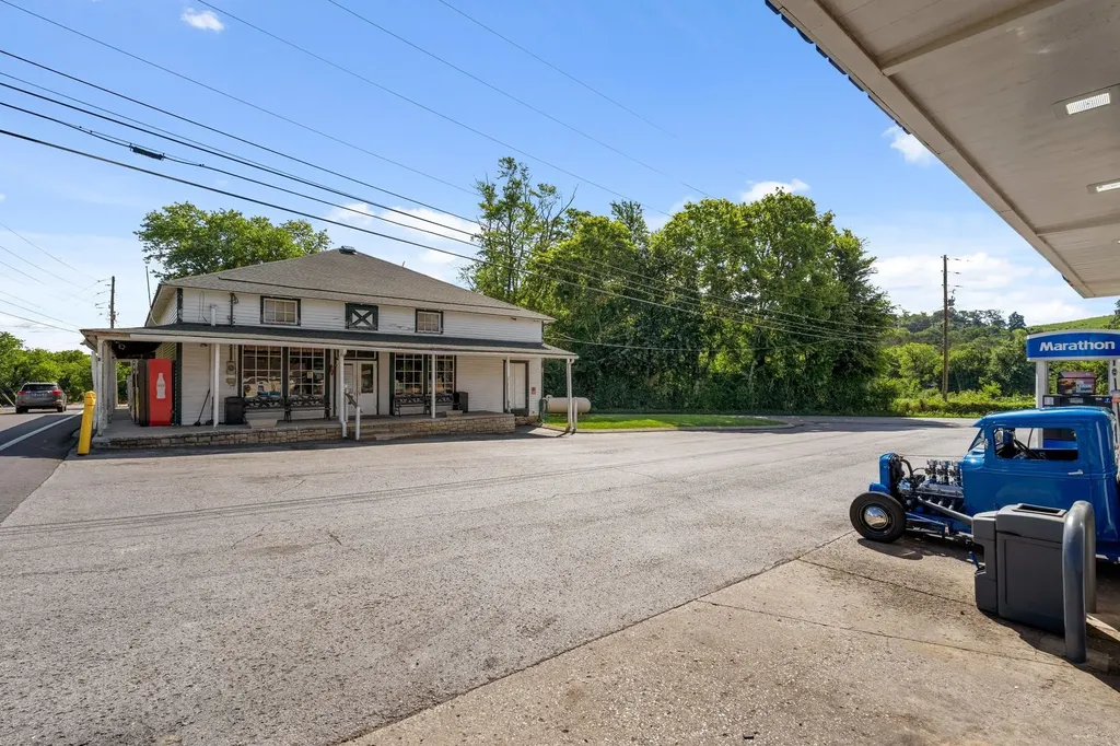 5451 Carters Creek Pike Thompsons Station TN 37179