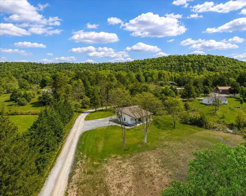 1483 Reagan Valley Road Tellico Plains TN 37385