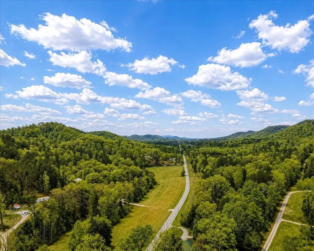 1483 Reagan Valley Road Tellico Plains TN 37385