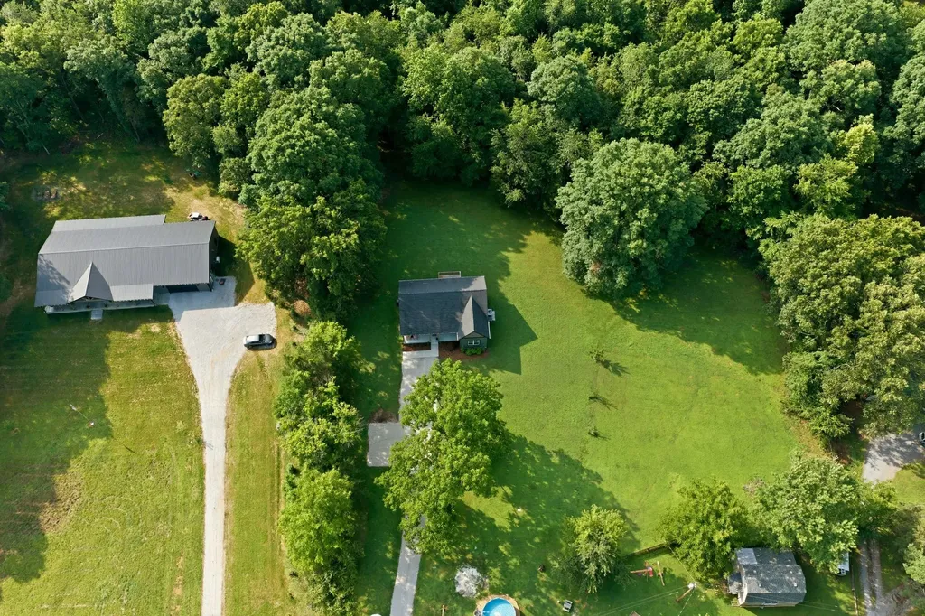 896 Hawkins Road White Bluff TN 37187