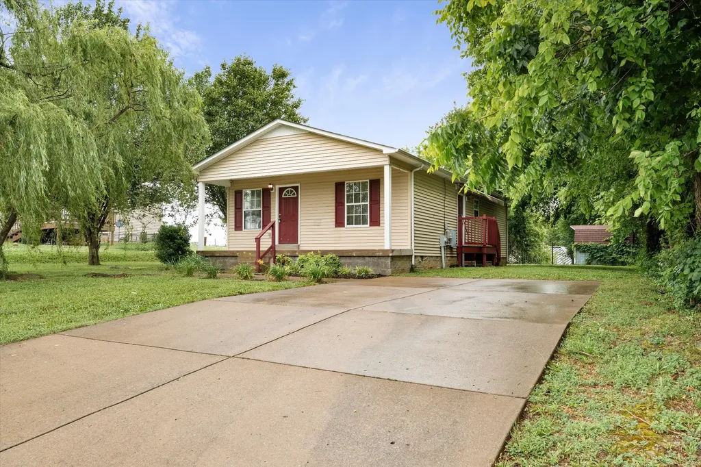 303 15th Ave, W Springfield TN 37172