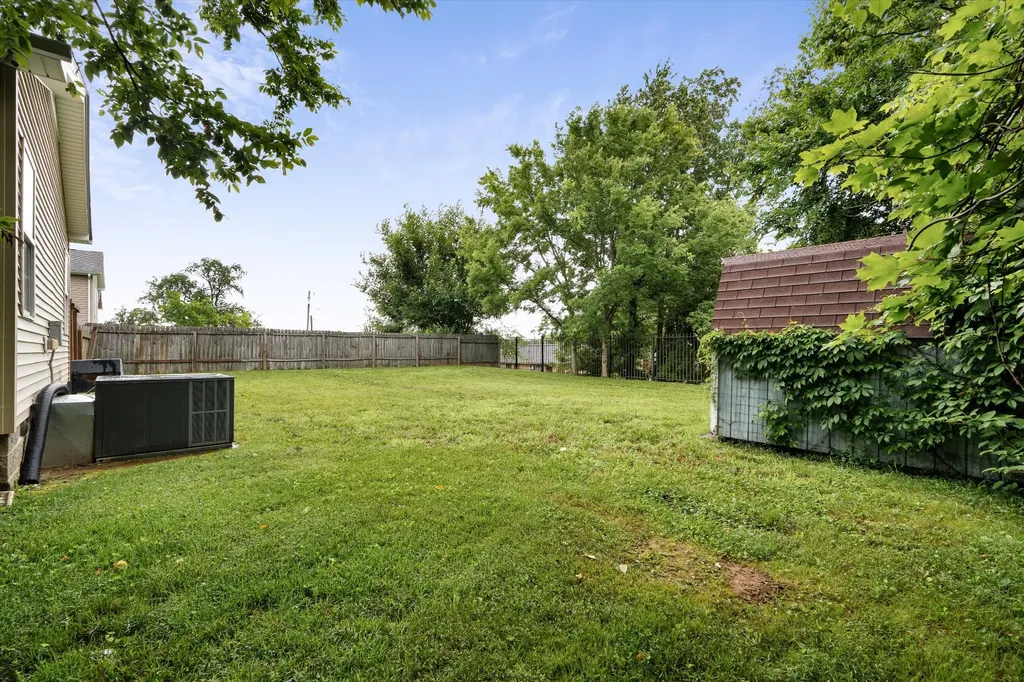 303 15th Ave, W Springfield TN 37172