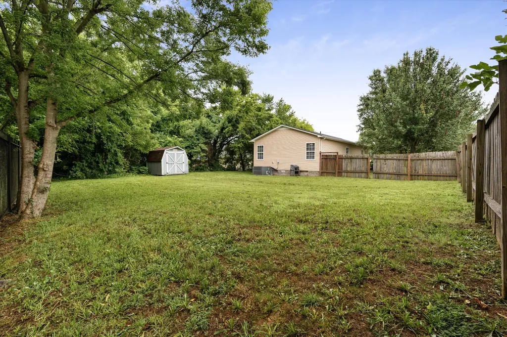 303 15th Ave, W Springfield TN 37172
