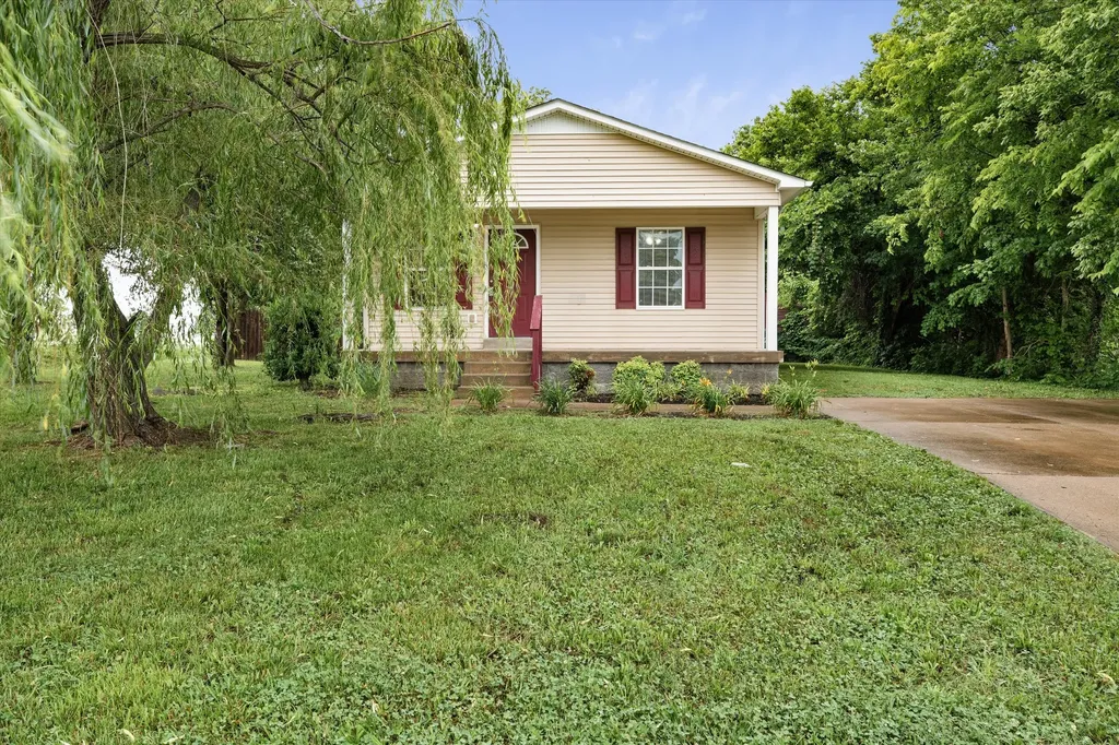 303 15th Ave, W Springfield TN 37172