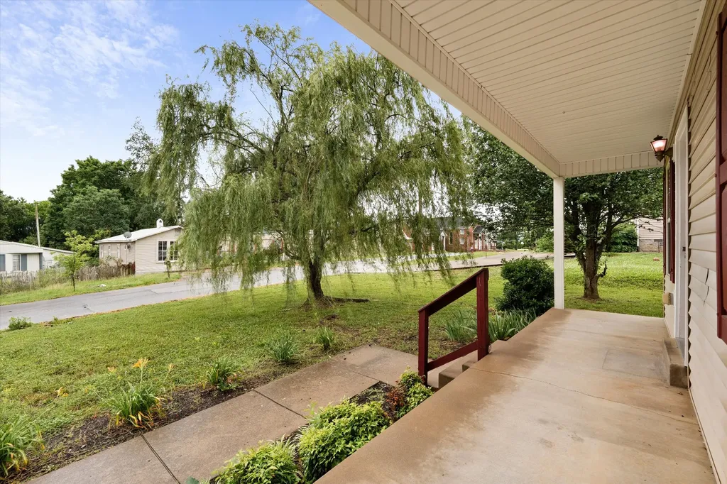 303 15th Ave, W Springfield TN 37172