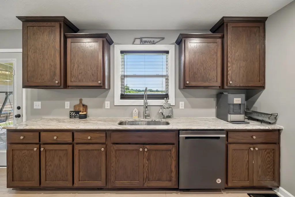 2892 Highway 52, E Lafayette TN 37083