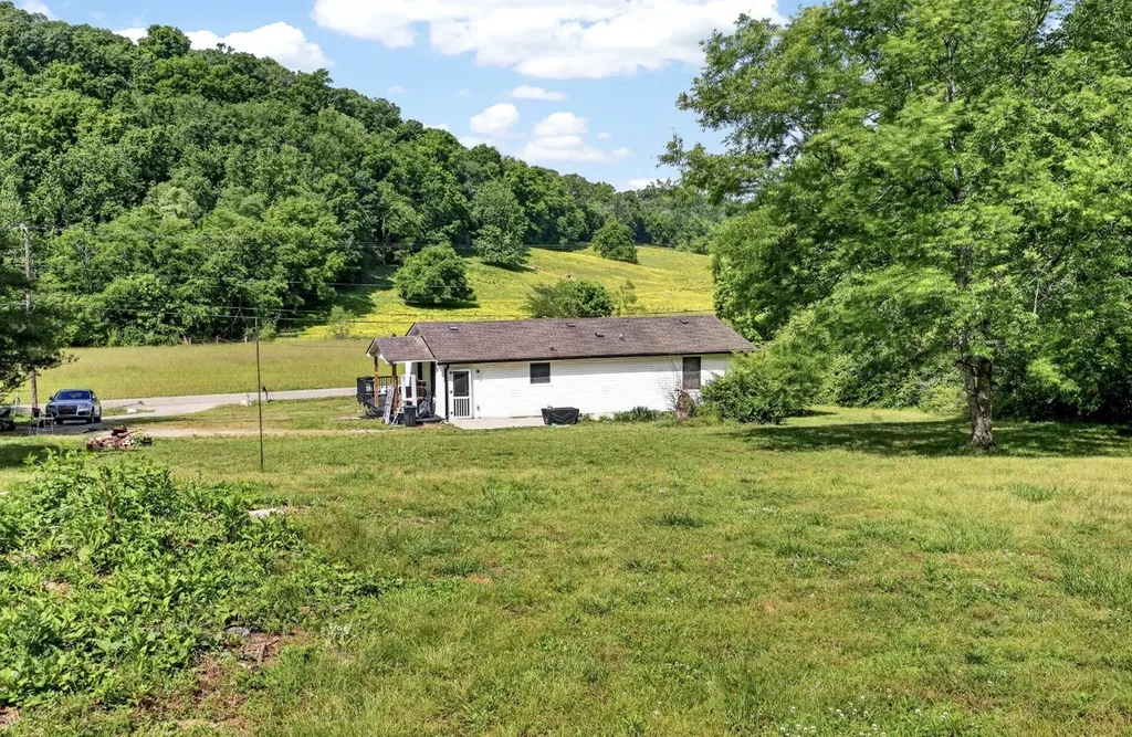4748 Eatons Creek Road NW Nashville TN 37218