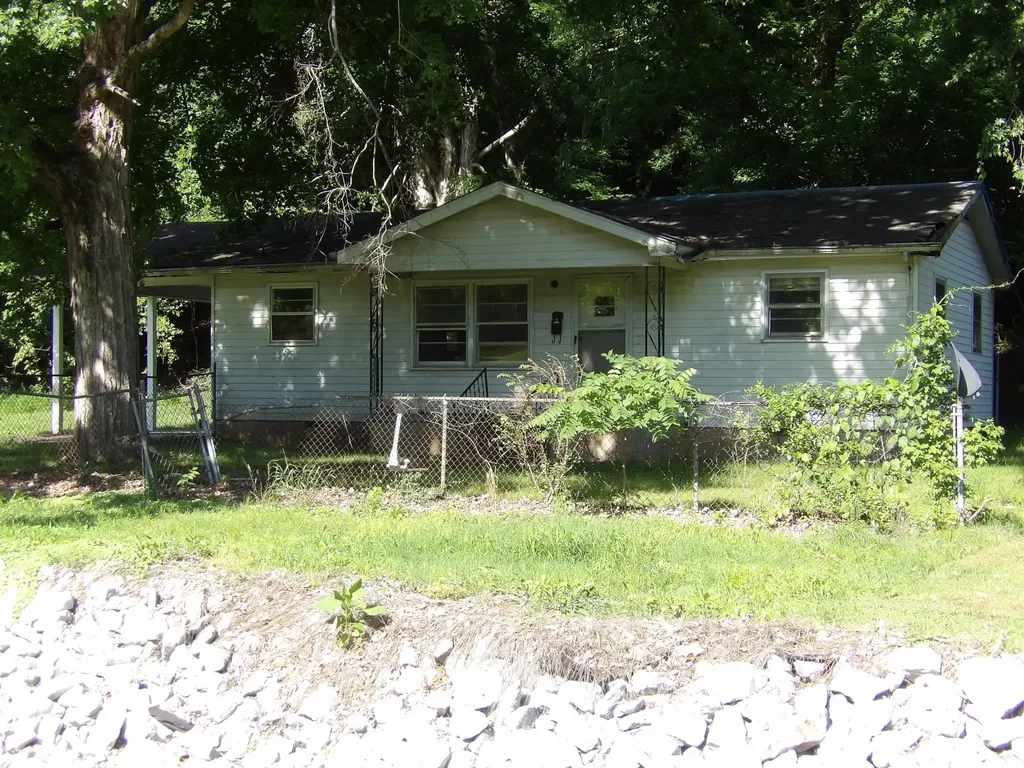 241 Lomax Avenue Waverly TN 37185