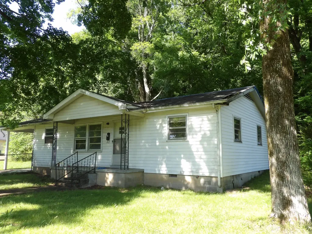 241 Lomax Avenue Waverly TN 37185