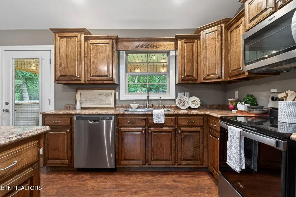 2689 Spruce Loop Crossville TN 38555