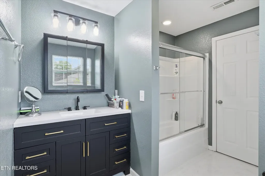 1001 Vivian Avenue Rocky Top TN 37769