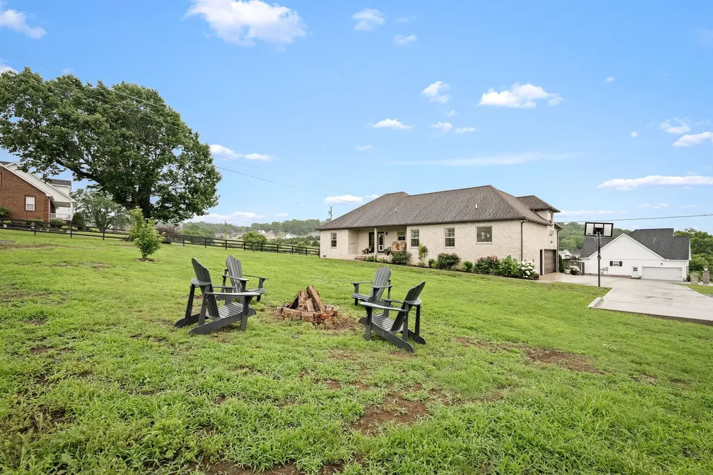 25 Bridle Path Lane Hartsville TN 37074