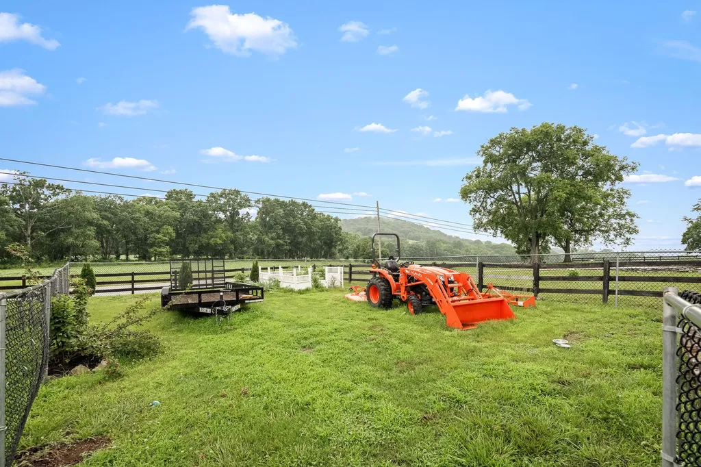 25 Bridle Path Lane Hartsville TN 37074
