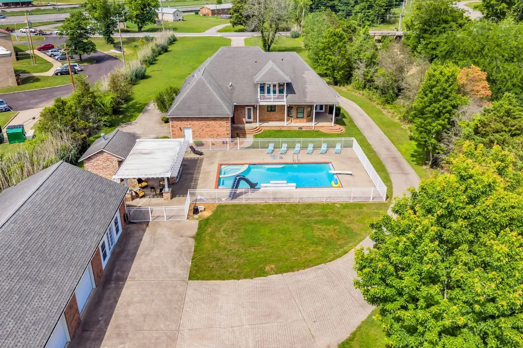 202 North Clydeton Road Waverly TN 37185