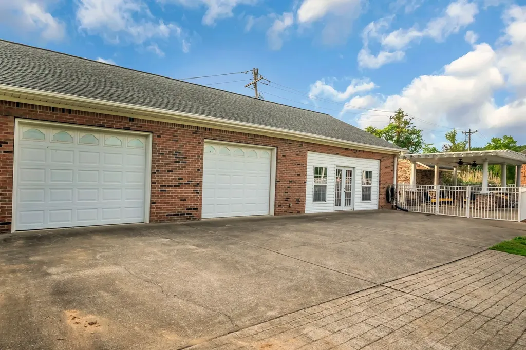 202 North Clydeton Road Waverly TN 37185