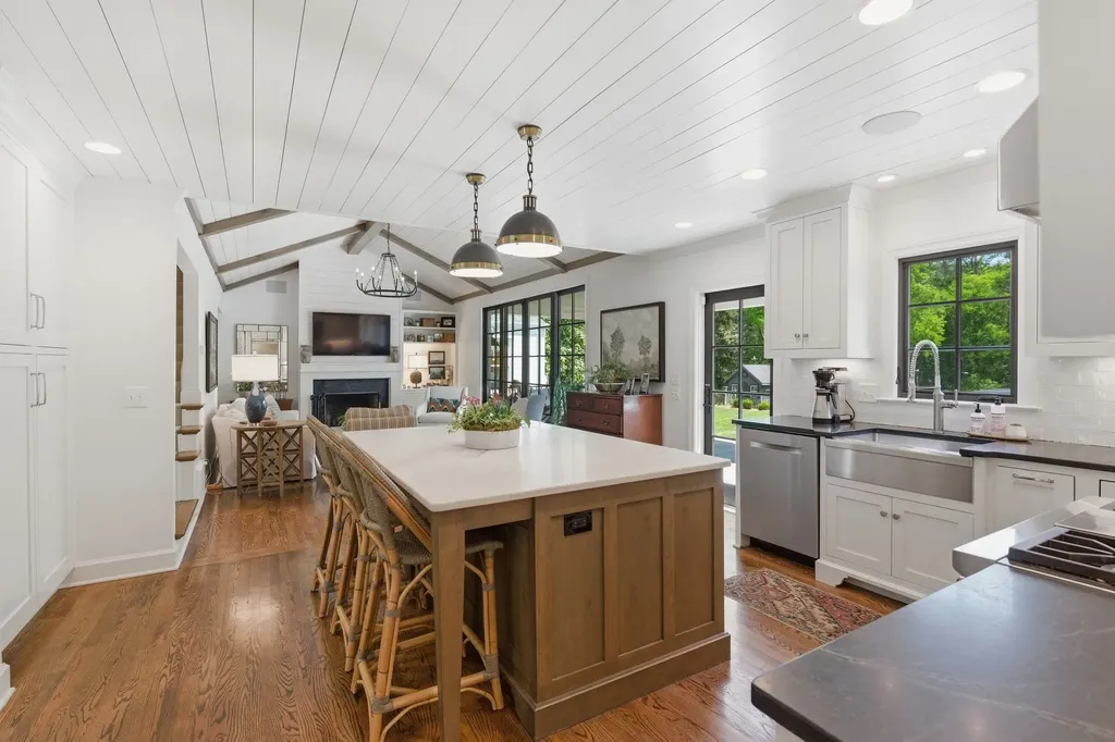 6228 Hillsboro Pike Nashville TN 37215