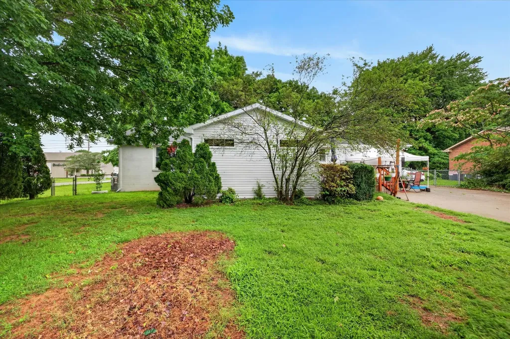 1814 Old Trenton Road Clarksville TN 37040