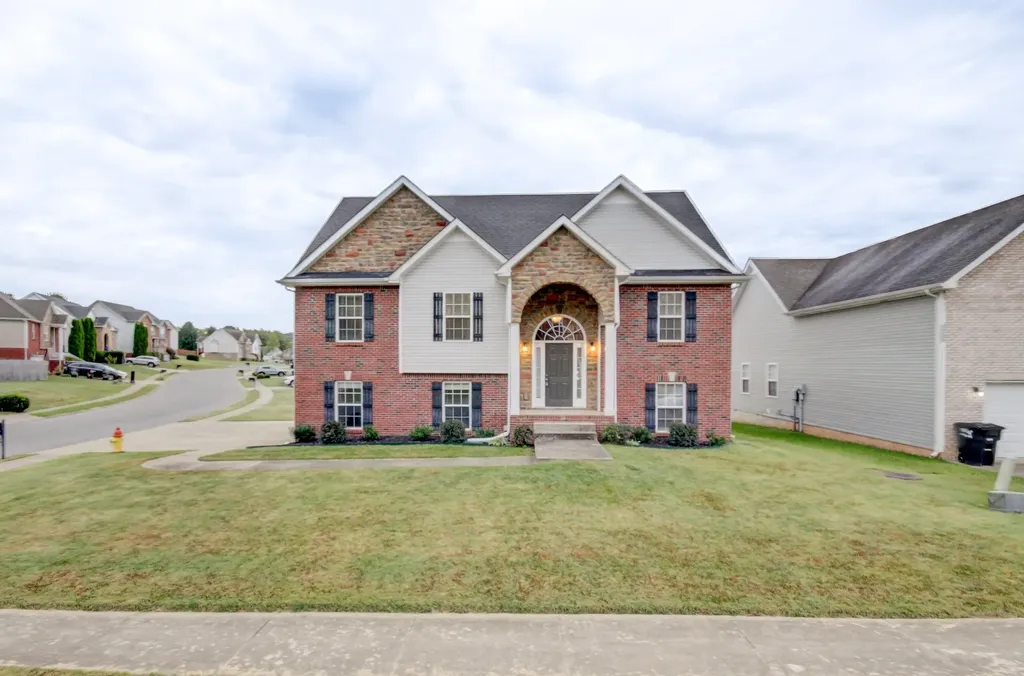 893 E Accipiter Circle Clarksville TN 37043