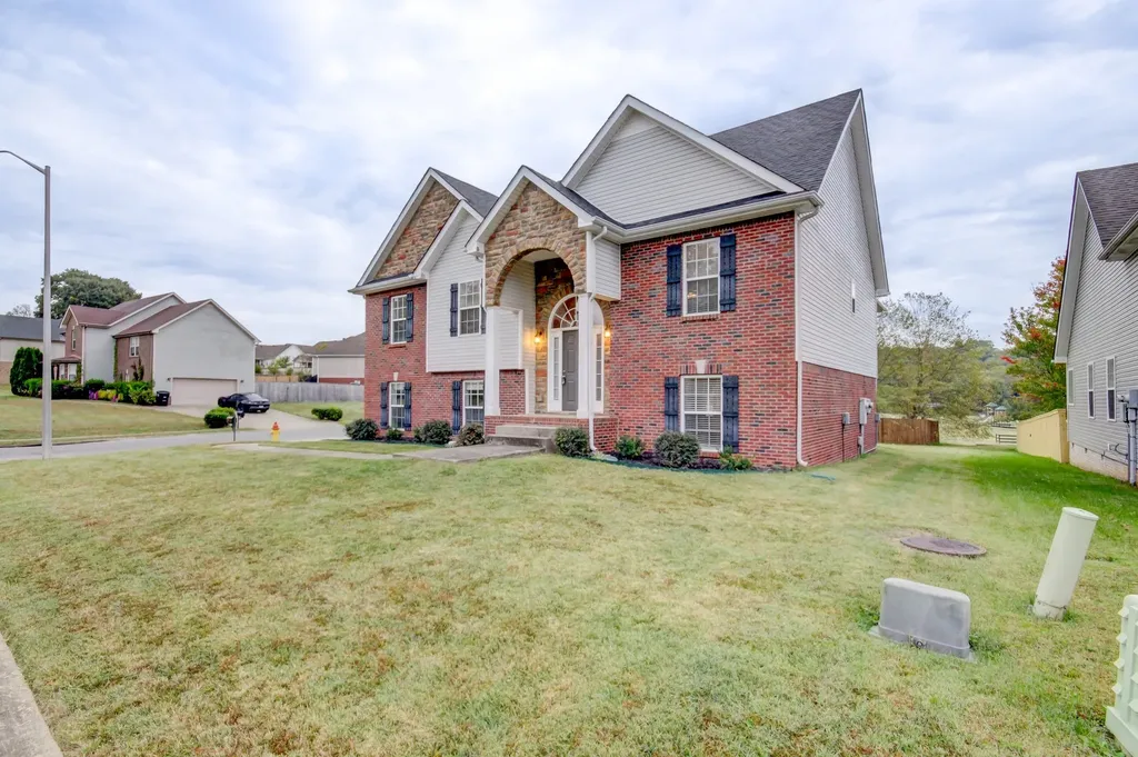 893 E Accipiter Circle Clarksville TN 37043