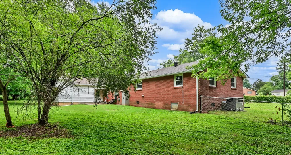 17 Charlemagne Boulevard Clarksville TN 37042