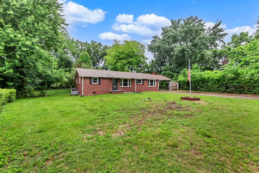 17 Charlemagne Boulevard Clarksville TN 37042