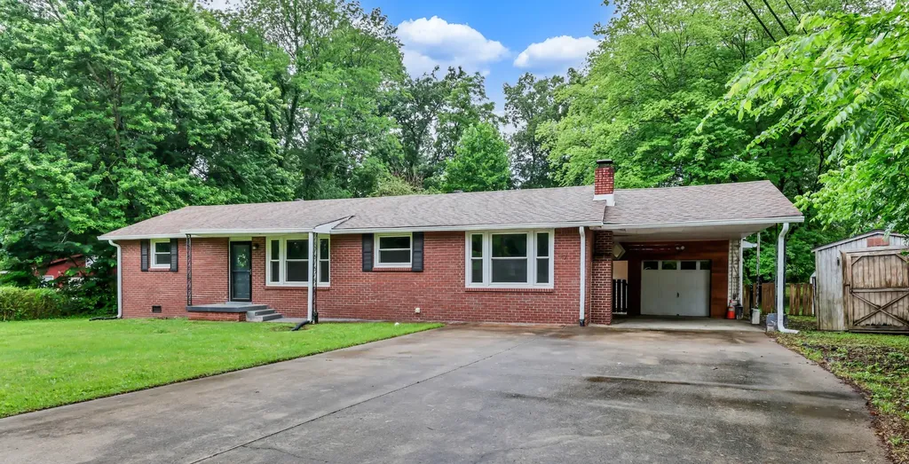 17 Charlemagne Boulevard Clarksville TN 37042