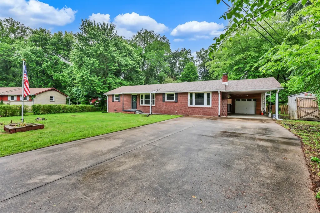 17 Charlemagne Boulevard Clarksville TN 37042