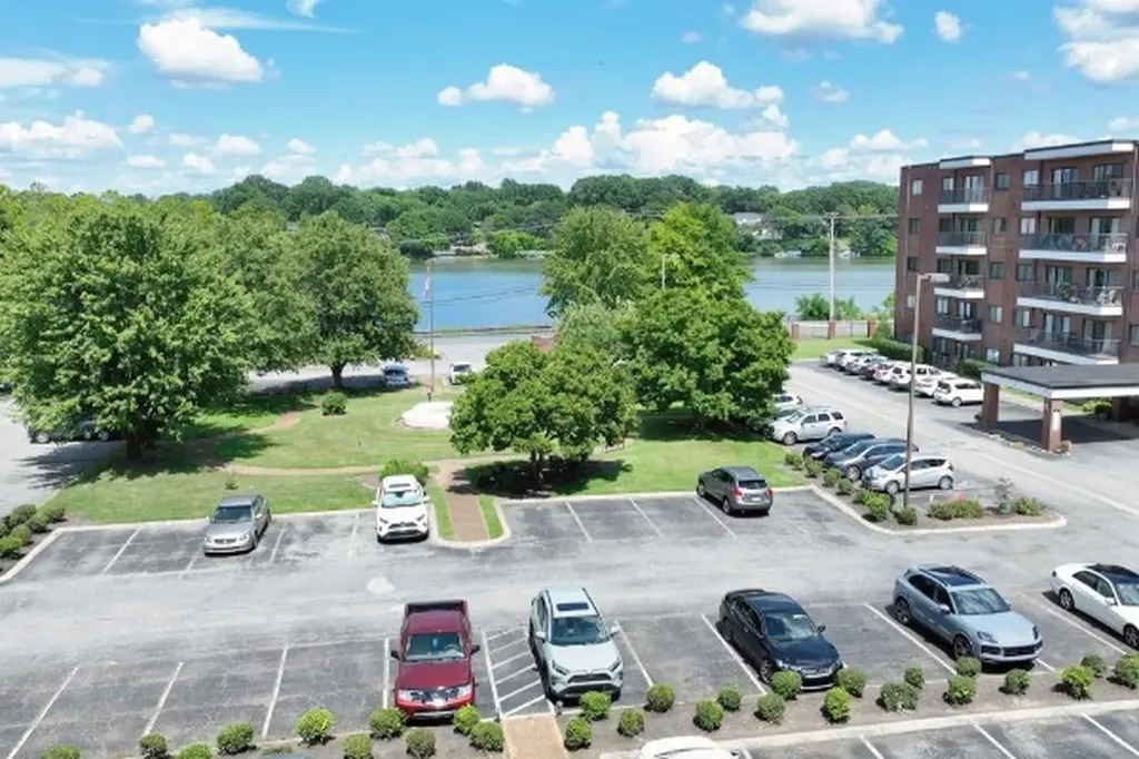 Hendersonville TN, 200 Sanders Ferry Road, Unit 2408