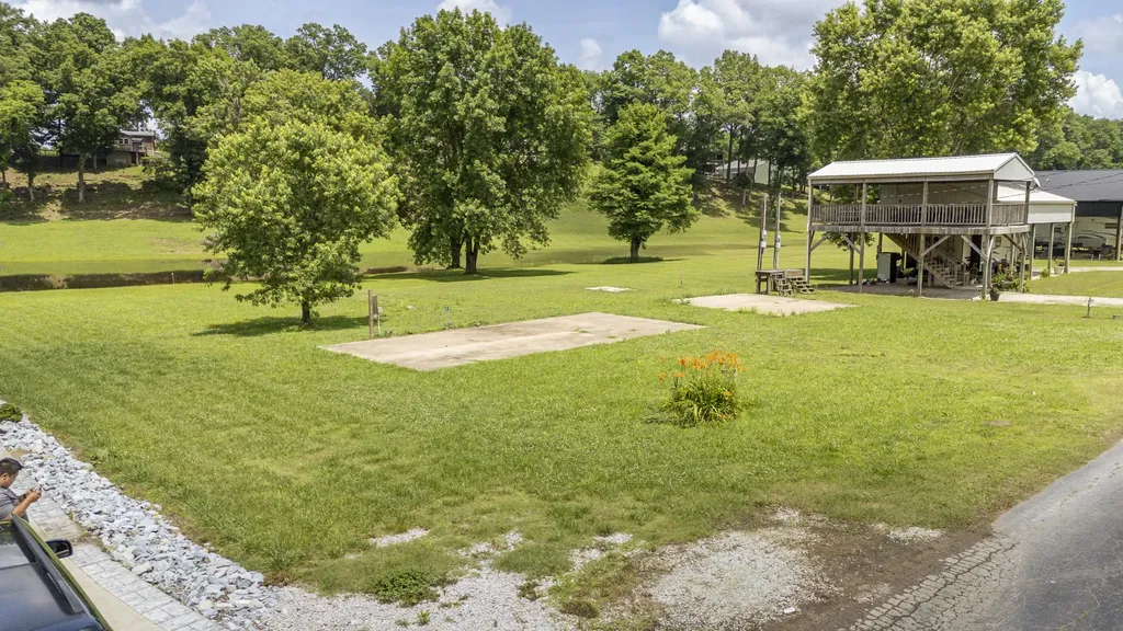 694 River Road Clifton TN 38425