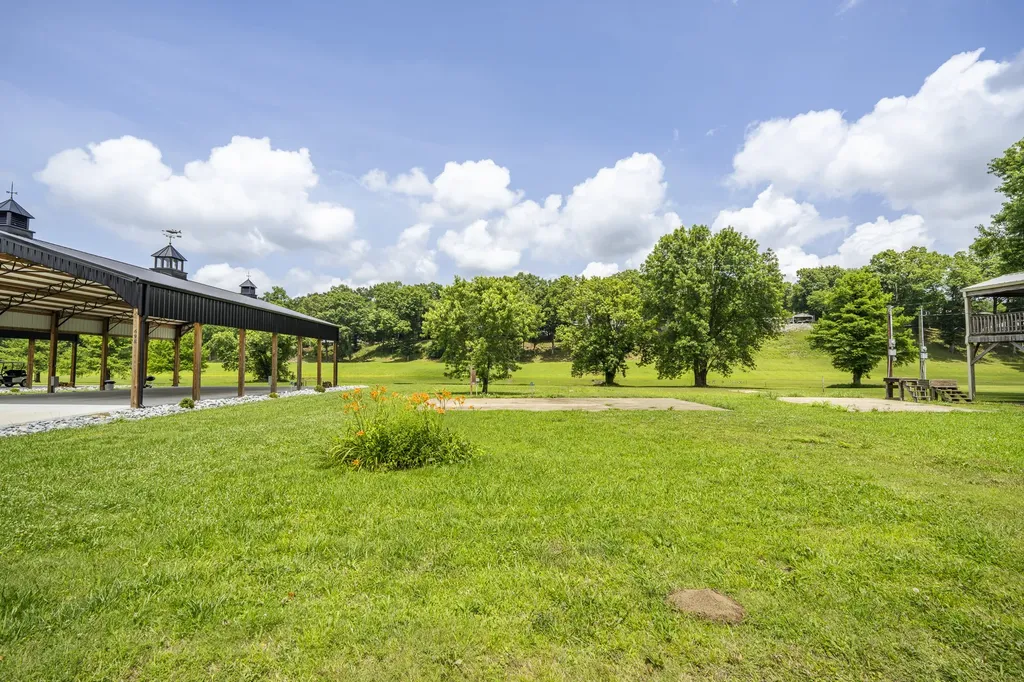 694 River Road Clifton TN 38425