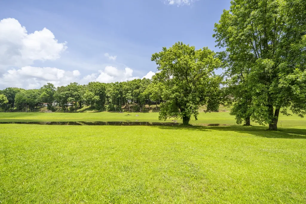 694 River Road Clifton TN 38425