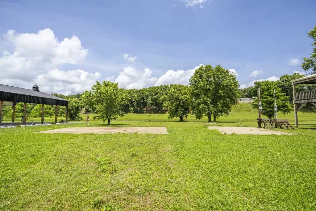 694 River Road Clifton TN 38425