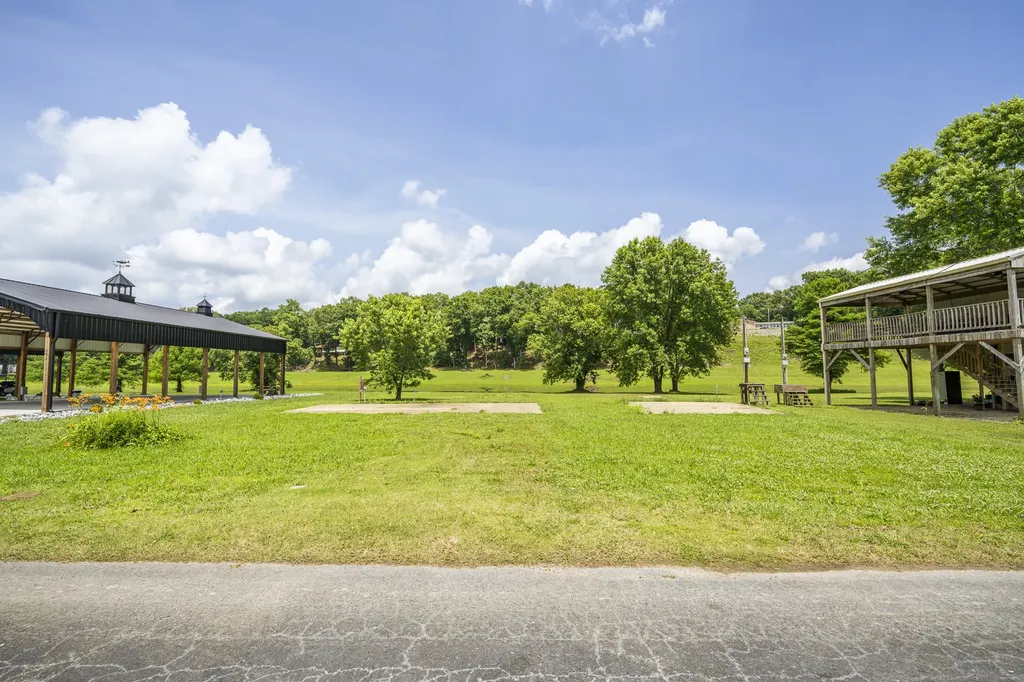694 River Road Clifton TN 38425