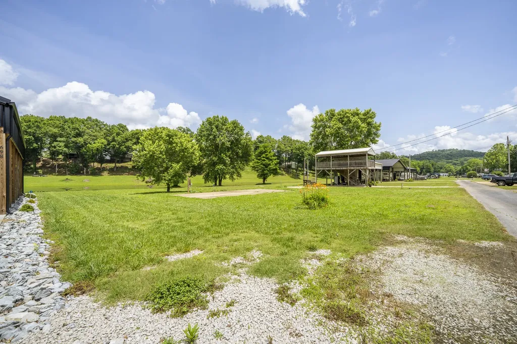 694 River Road Clifton TN 38425