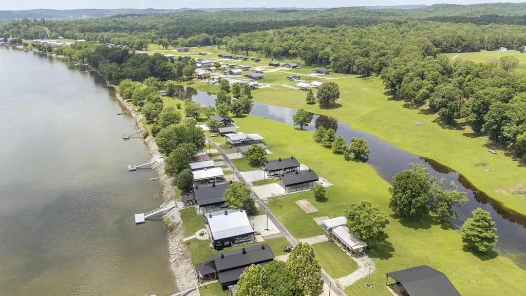 694 River Road Clifton TN 38425