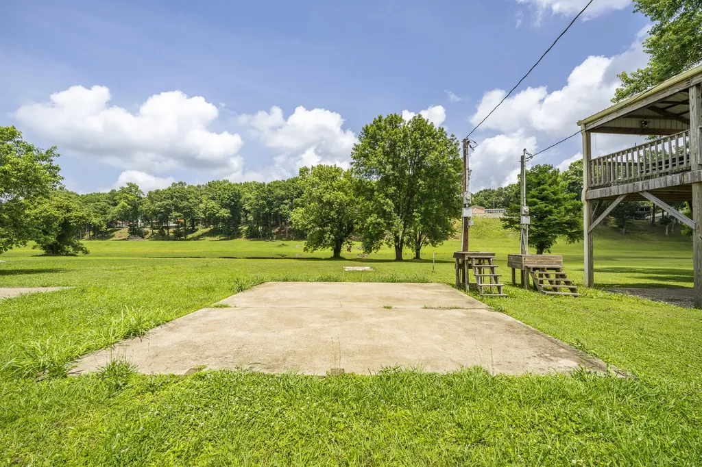 694 River Road Clifton TN 38425