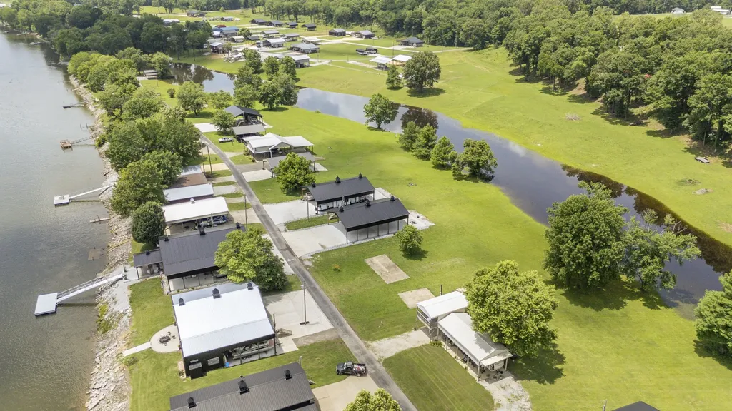694 River Road Clifton TN 38425
