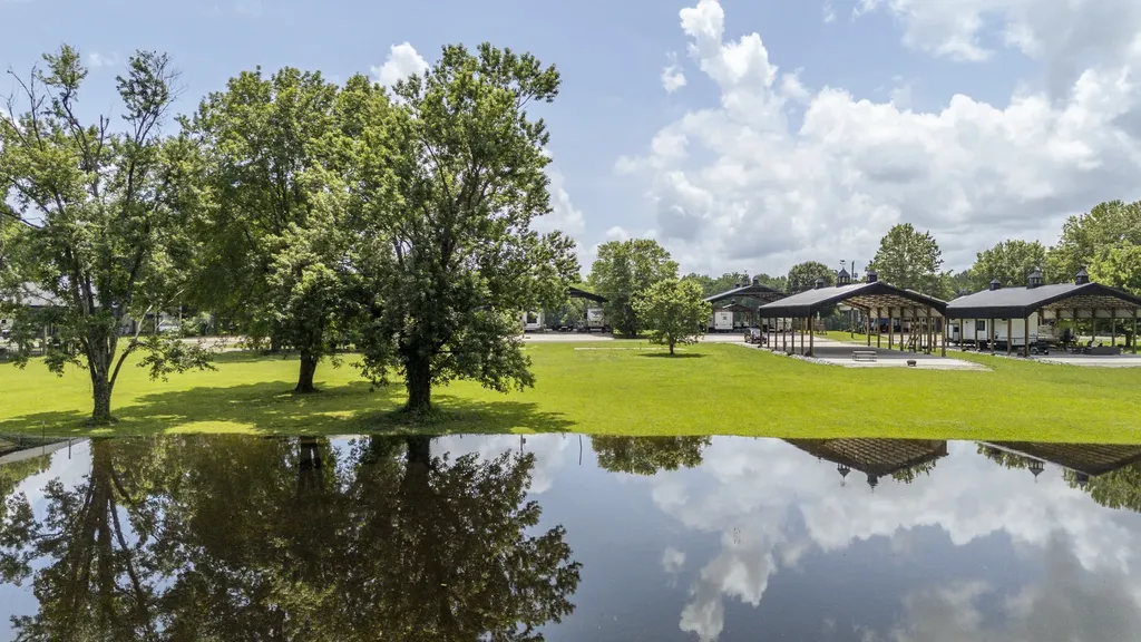694 River Road Clifton TN 38425